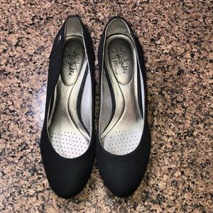 Life Stride Lively black rounded toe pump. Size 7.5